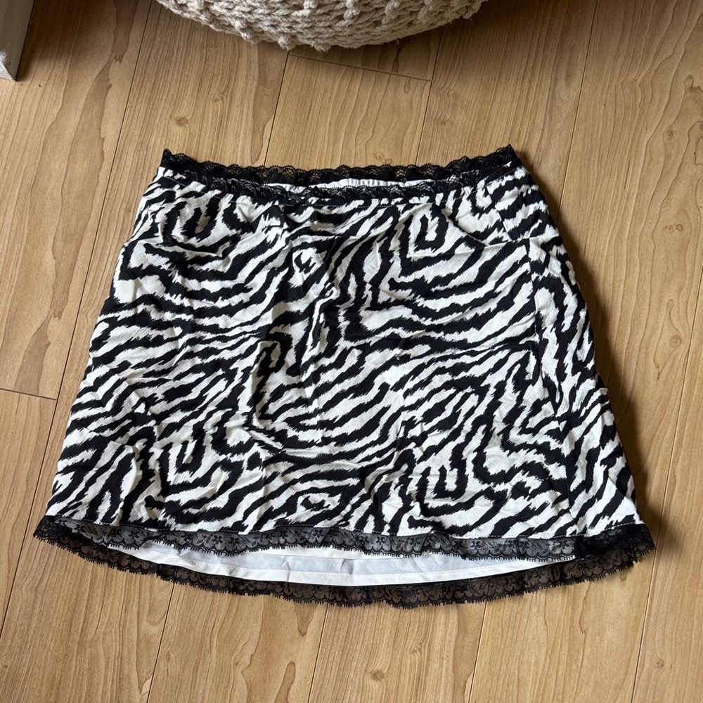 Zebra-Pattern Lace-Trim Mini Skirt - Black & White